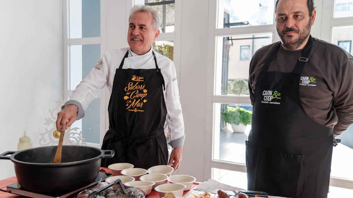 Pere Tur e Isidro Ramis, en la degustación de clamar con sobrasada