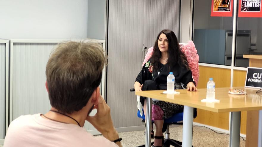La actriz Ana Fernández narra su experiencia en el cine en un encuentro con estudiantes en Alicante