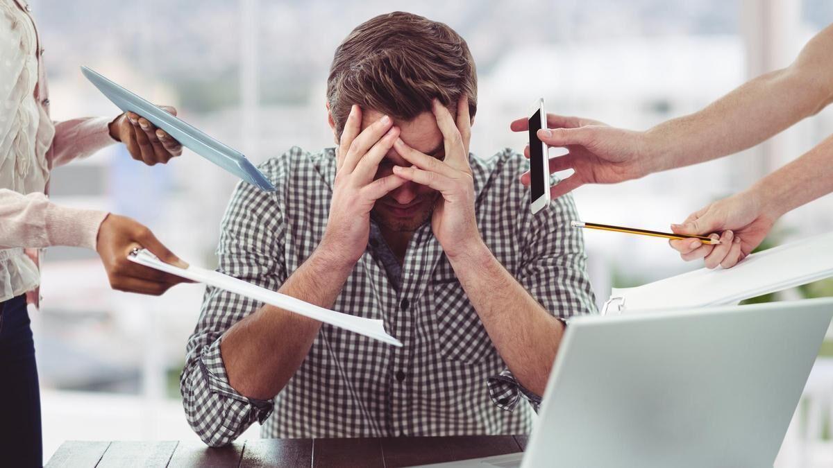 Hombre estresado en el trabajo.