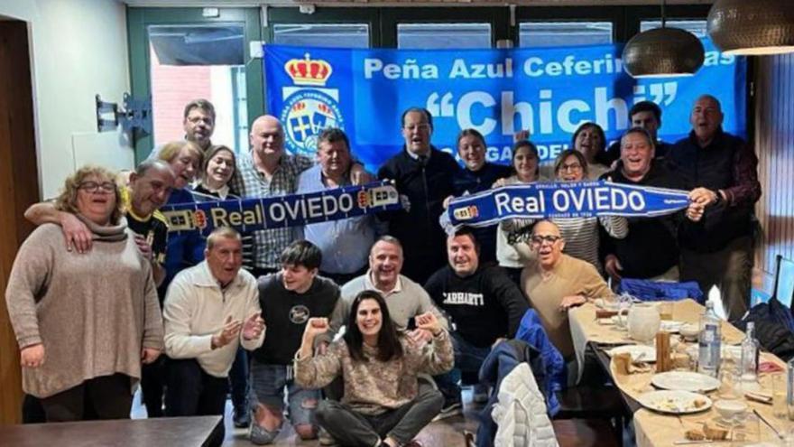 La peña azul &quot;Chichi&quot;, con el Oviedo en A Malata