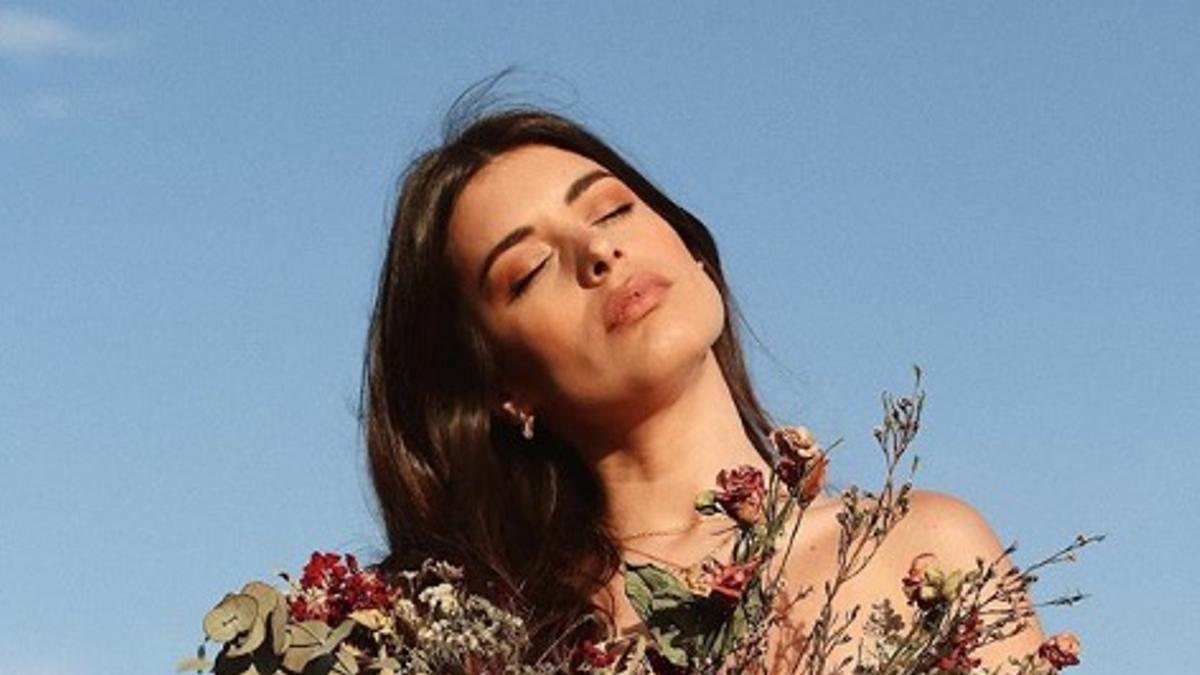 Dulceida, en una de sus fotos de Instagram con un ramo de flores secas