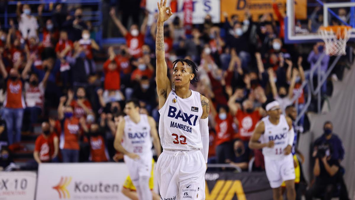 Thomasson celebra una cistella durant un partit