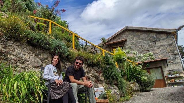 La gallega María Rodríguez y el serbio Edo Sadikovic, fundadores del primer ‘coliving’ de Europa, en la aldea ourensana de Senderiz, en Lobeira. |   // L. O.