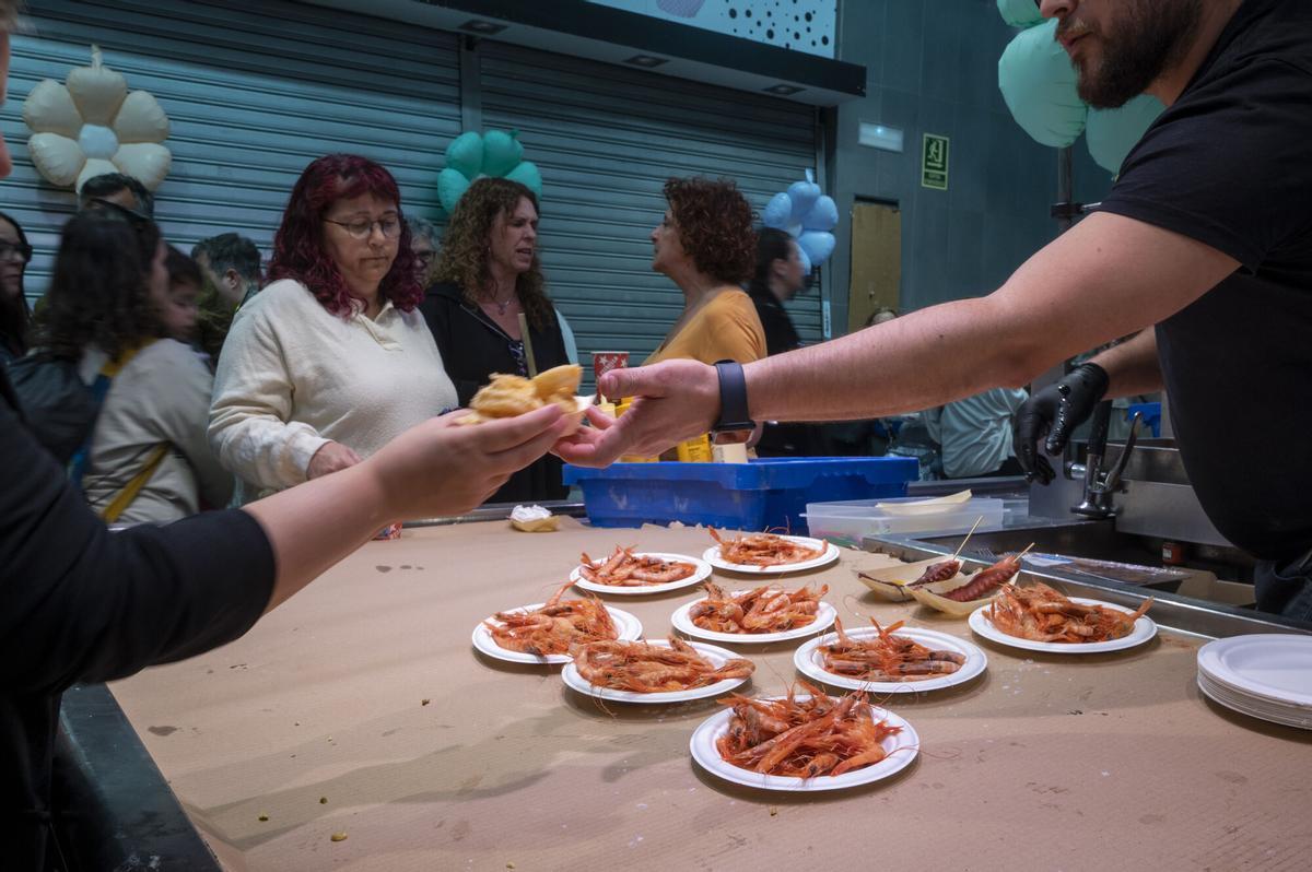 Primer tardeo en el Mercat Sagarra de Santa Coloma de Gramanet. Los organizadores confirman que habrá segunda edición. Ya están evaluando cuándo será la siguiente fecha.