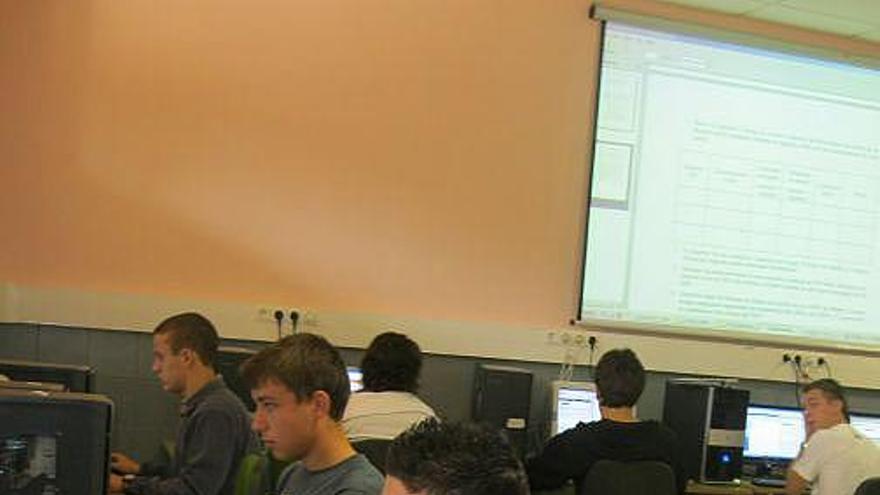 Varios alumnos del IES «Los Valles», ayer, en una clase de informática.