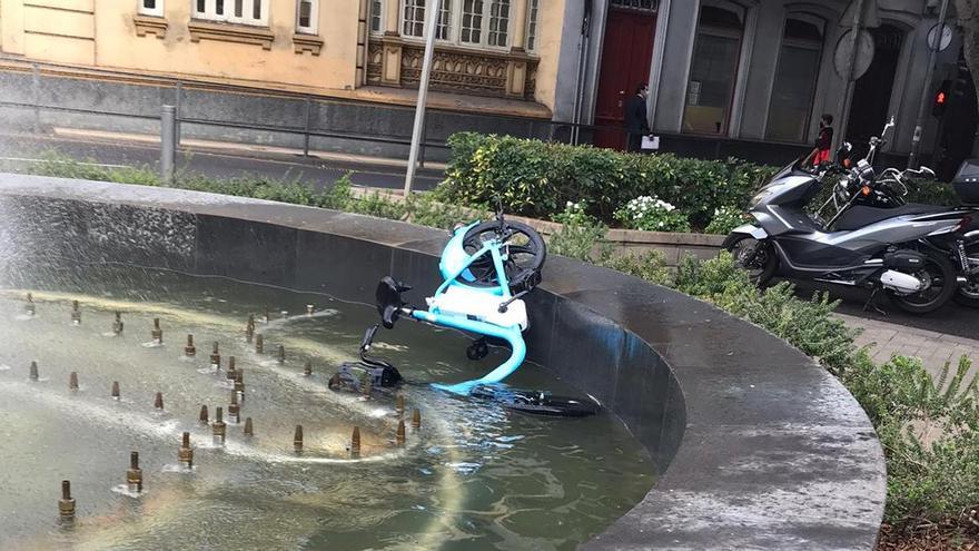 La bicicleta de alquiler sumergida en la Plaza de la Paz.