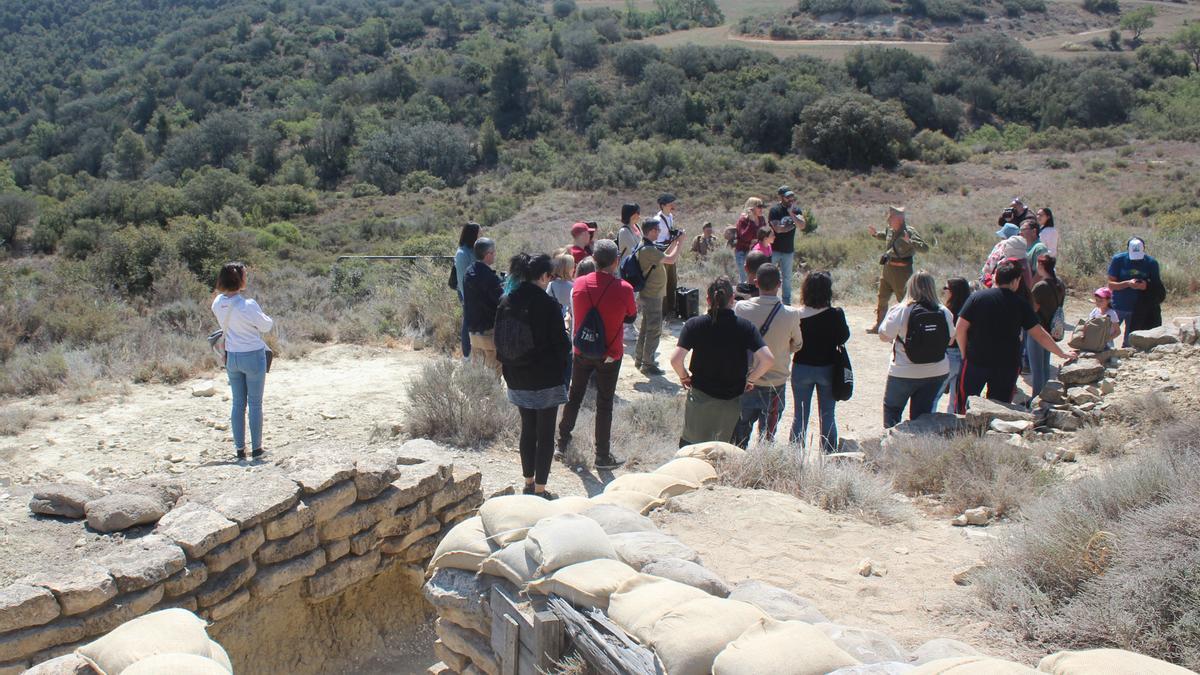 Un grupo de visitantes antes de entrar a una de las trincheras de la Ruta Orwell