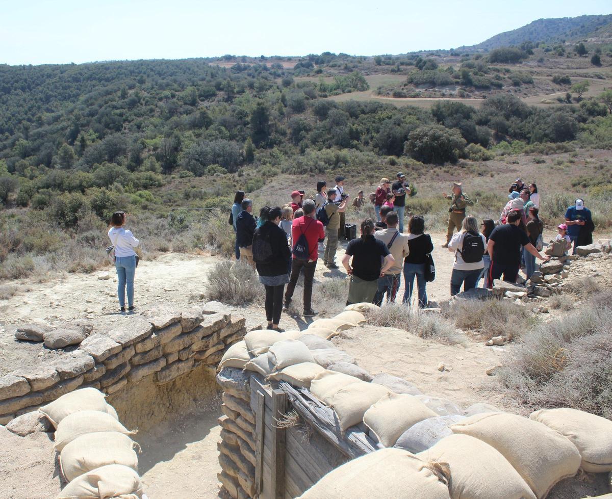 Un grupo de visitantes antes de entrar a una de las trincheras de la Ruta Orwell