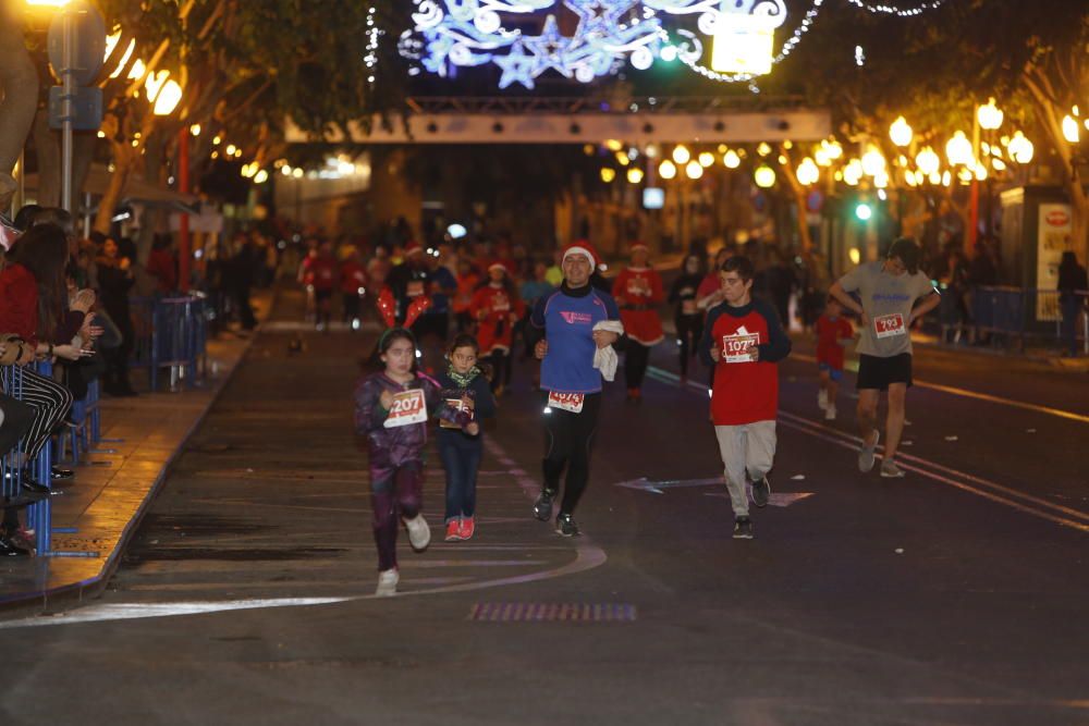 Una San Silvestre lúdica y solidaria recorre Alicante.