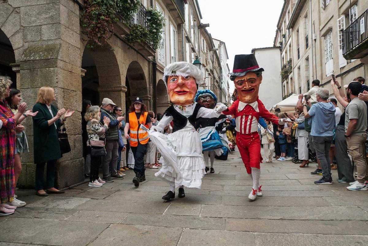 Desfile de los Cabezudos por el casco histórico de Santiago