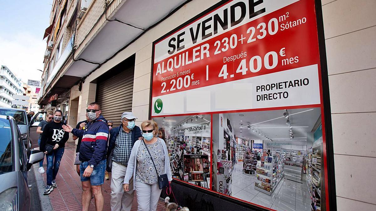 Uno de los últimos establecimientos que ha cerrado hace escasos días en la plaça de la Creu. | JOSE NAVARRO