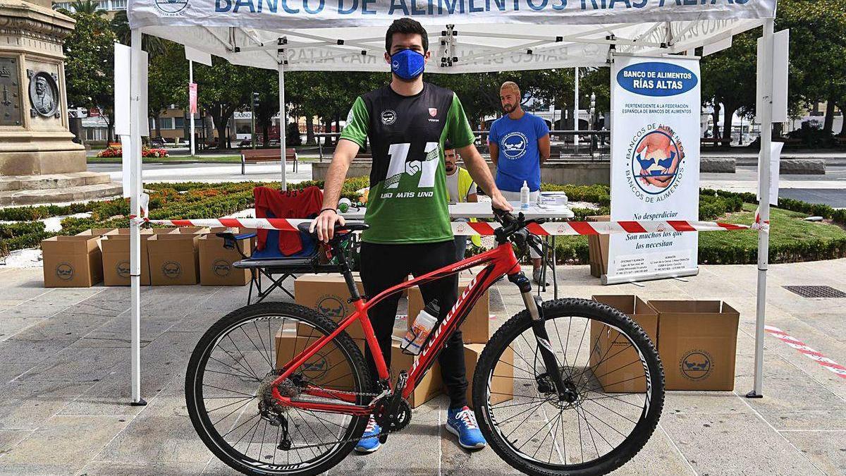 Bernat López posa en el punto de donación del Banco de Alimentos, ayer, en el Obelisco.