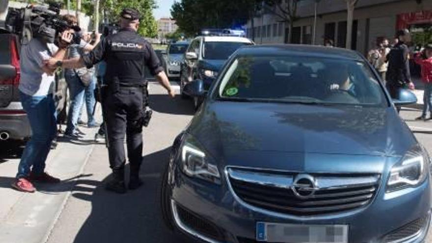 Los detenidos en la «Operación Oikos» a su llegada al juzgado en coches policiales .