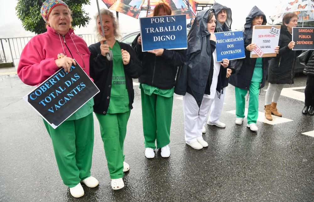 Protesta en defensa de la sanidad frente al Hospital de A Coruña