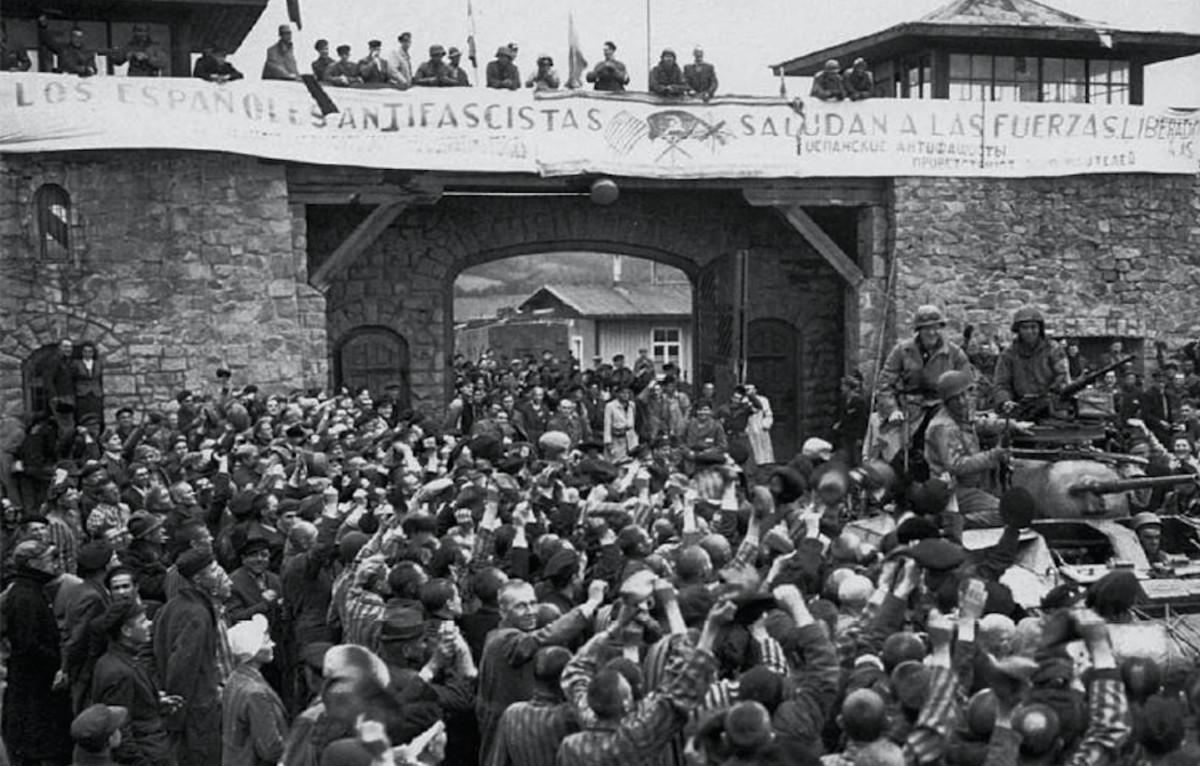 5 de mayo de 1945. Tropas norteamericanas liberan el campo de Mauthausen. Los prisioneros españoles celebran su llegada.