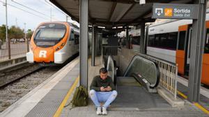 Un pasajero espera el tren en la estación de Badalona