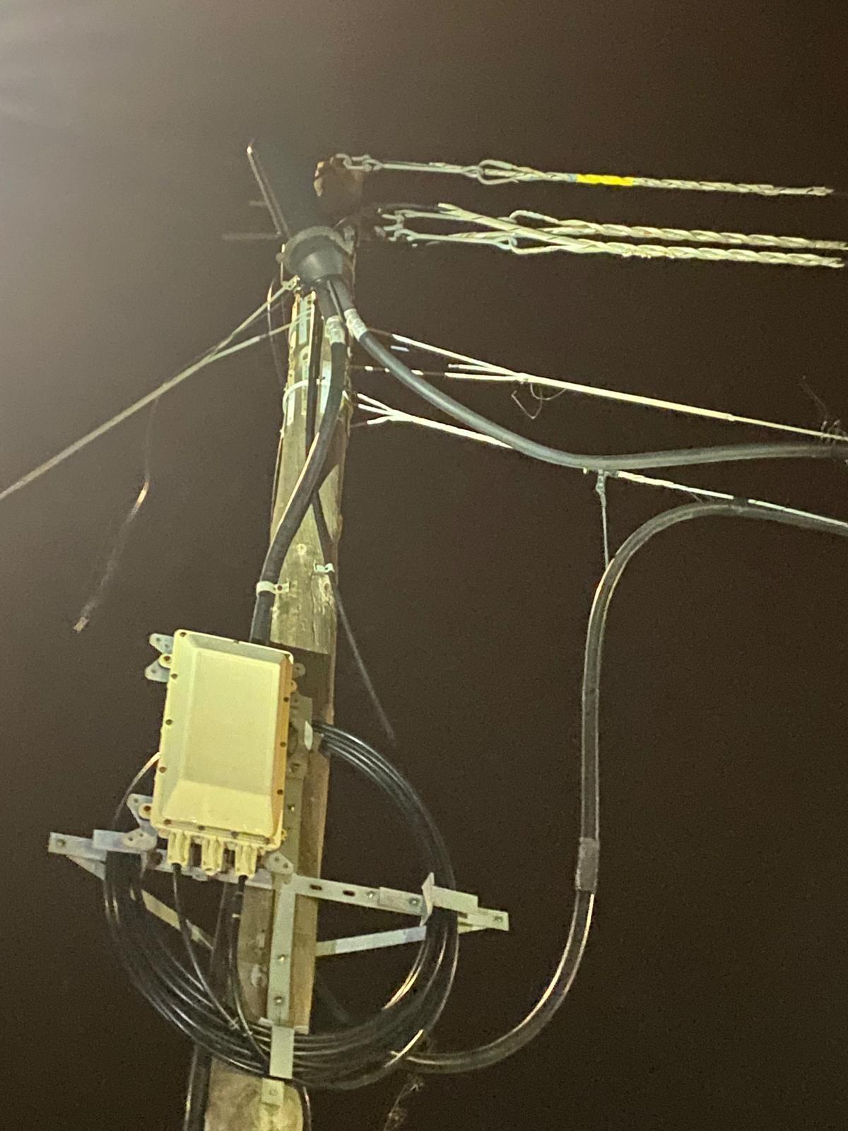 Uno de los postes eléctricos saboteados.