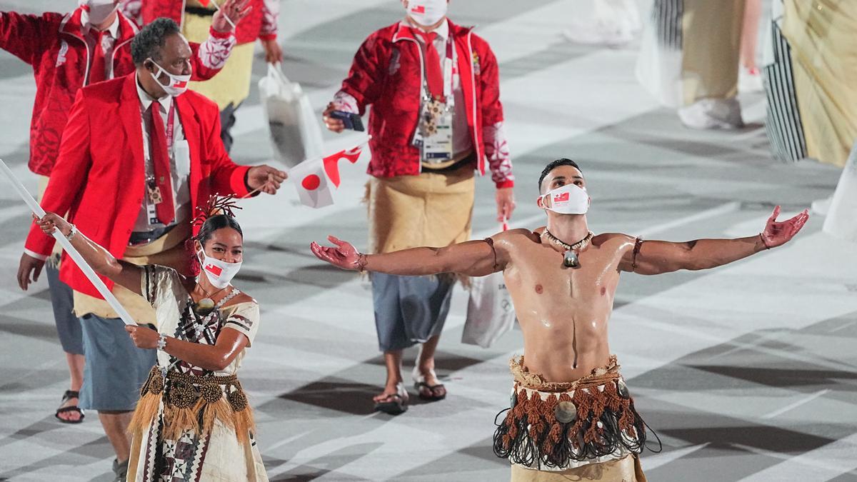 El abanderado de Tonga saluda durante la ceremonia de inauguración.