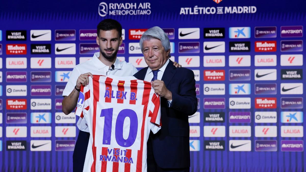 Álex Baena, junto a Enrique Cerezo, durante su presentación