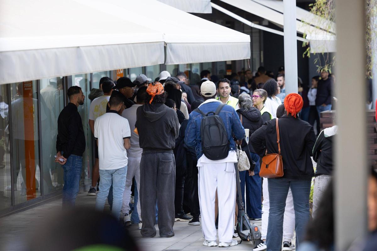 Imágenes de la fila para la regularización de migrantes en las oficinas del Cetis