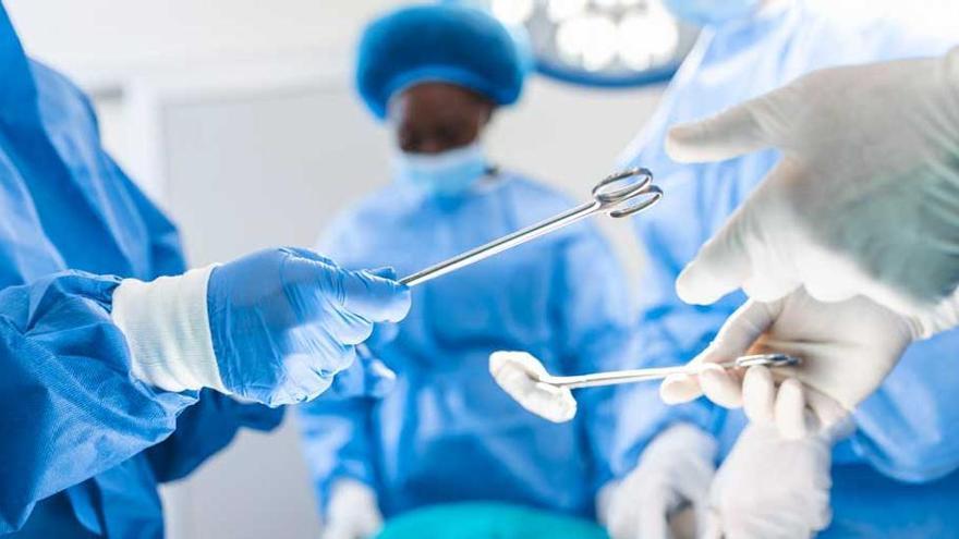 Condenan a un cirujano plástico de Badajoz y a la clínica por las secuelas tras una operación de abdomen
