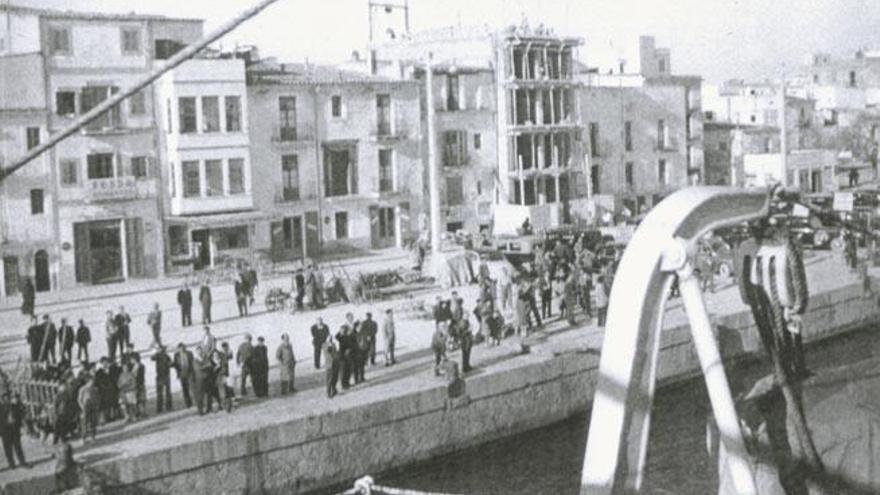 La ciudad creció entre las murallas y la bahía.