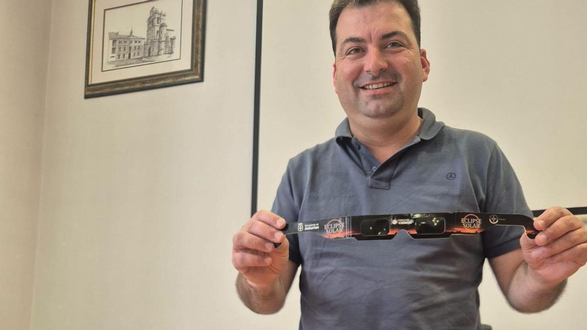 Sergio Hidalgo muestra una de las gafas.