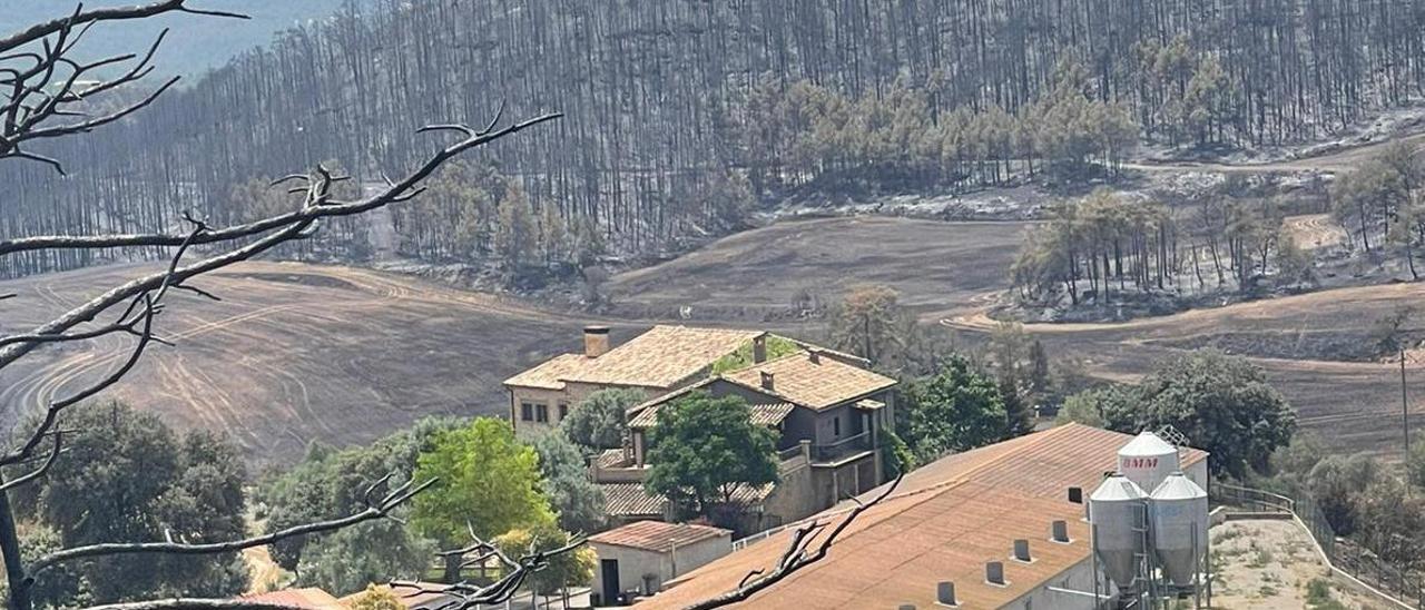 Les flames van cremar tot l&#039;entorn de la casa i les granges