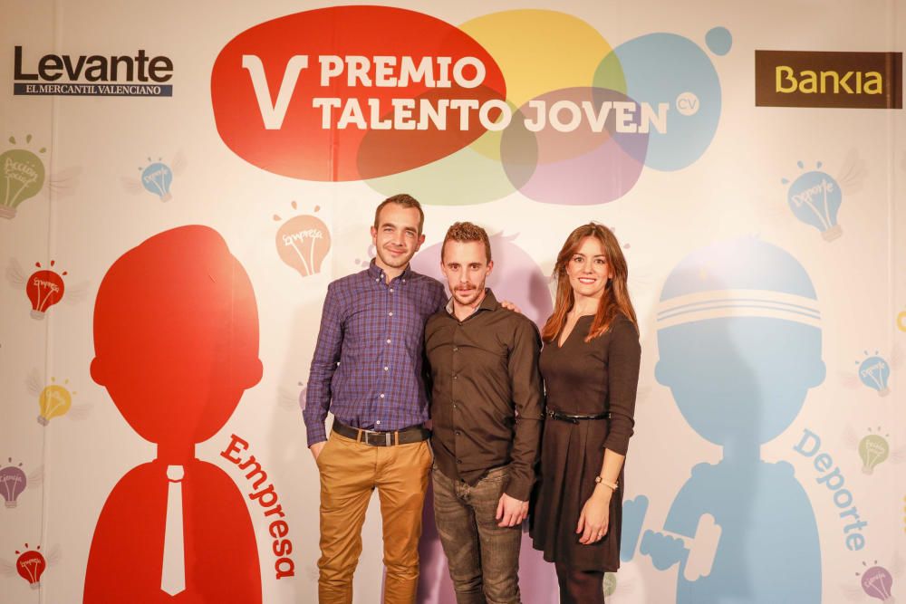 Los invitados posan en el photocall de los premios Talento Joven CV.