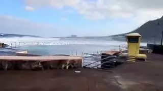 Dos bañistas, rescatados tras meterse en el mar en plena alerta por oleaje en Tenerife