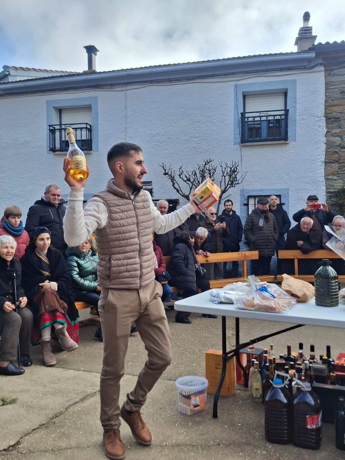 Veneración a San Antonio a la antigua usanza en Domez