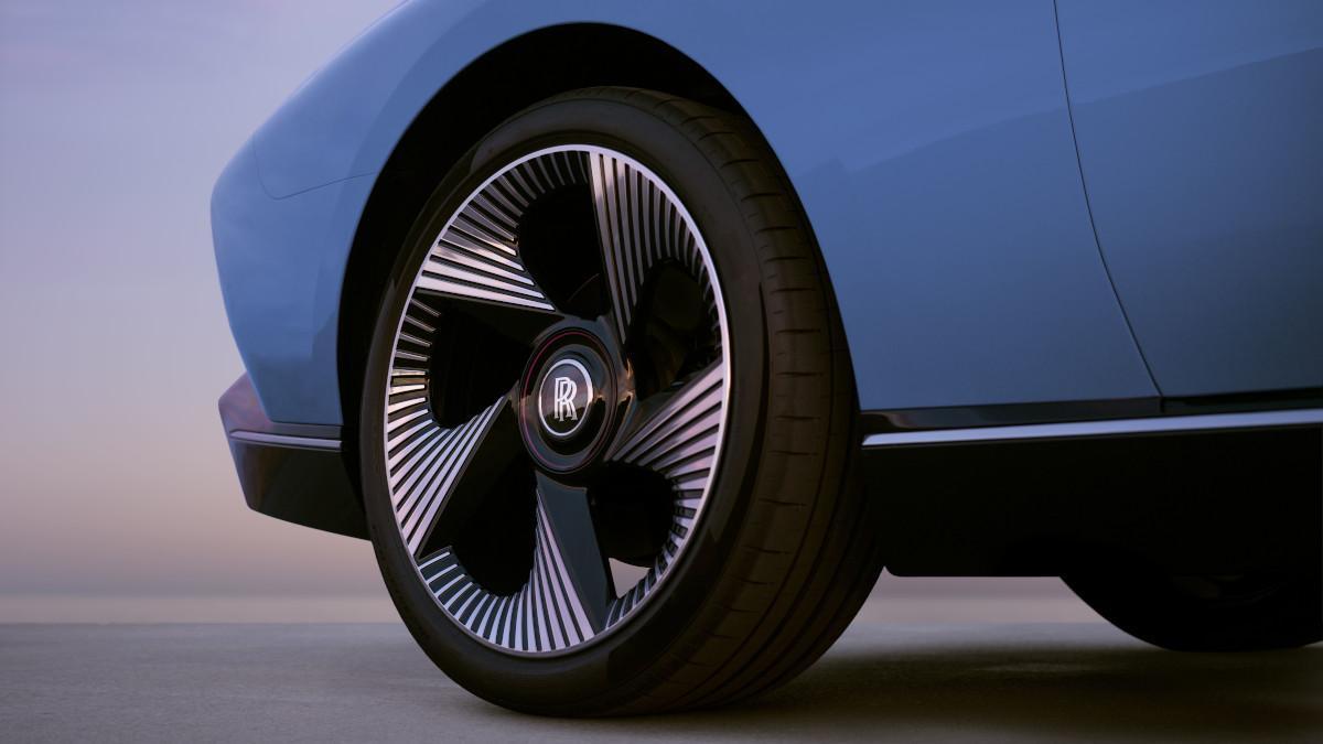 Las llantas de 24 pulgadas, las mayores jamás vistas en un Rolls-Royce, se inspiran en las hélices de un yate y refuerzan su presencia incluso en parado Las llantas de 24 pulgadas, las mayores jamás vistas en un Rolls-Royce, se inspiran en las hélices de un yate y refuerzan su presencia incluso en parado