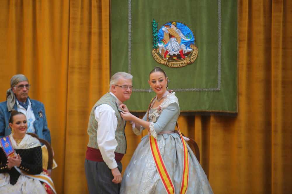 Intercambio de fotos con la fallera mayor e imposición de bunyols d'or