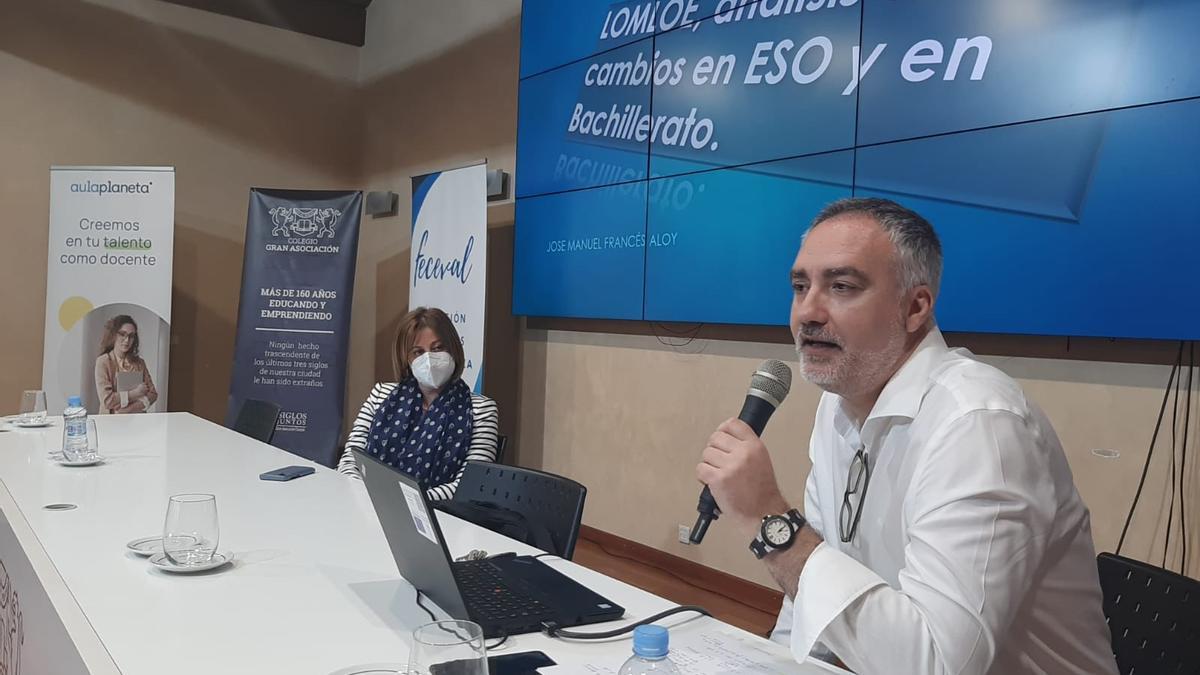 Mariola Hernández, gerente de Feceval, y José Manuel Francés, jefe de Inspección Educativa.