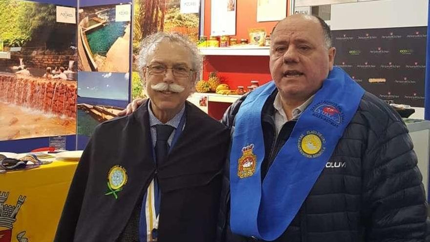 Antonio Cavaco, de la cofradía &quot;Gastrónomos de Las Azores&quot;, y Carlos Guardado, ayer, en Orense.