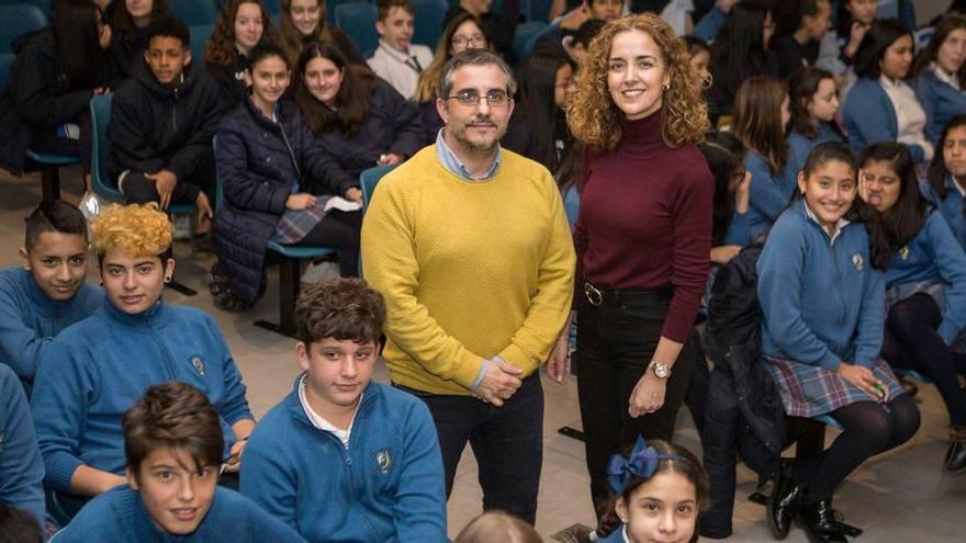 El ilustrador Goyo Rodríguez y la profesora Nuria G. Garrido, ayer, con alumnos de 1.º y 2.º de la ESO en el colegio Nazaret.