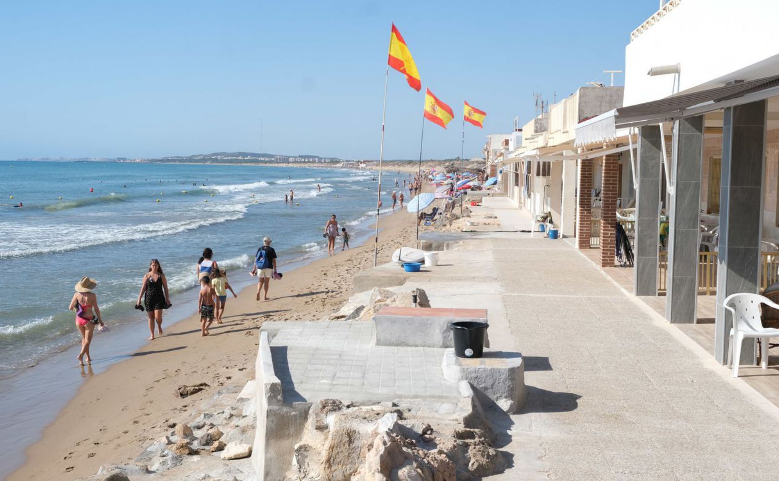 En poco más de un mes, la playa de El Pinet ha recuperado algo de arena, aunque la línea de playa es muy escasa entre las edificaciones y el mar. 