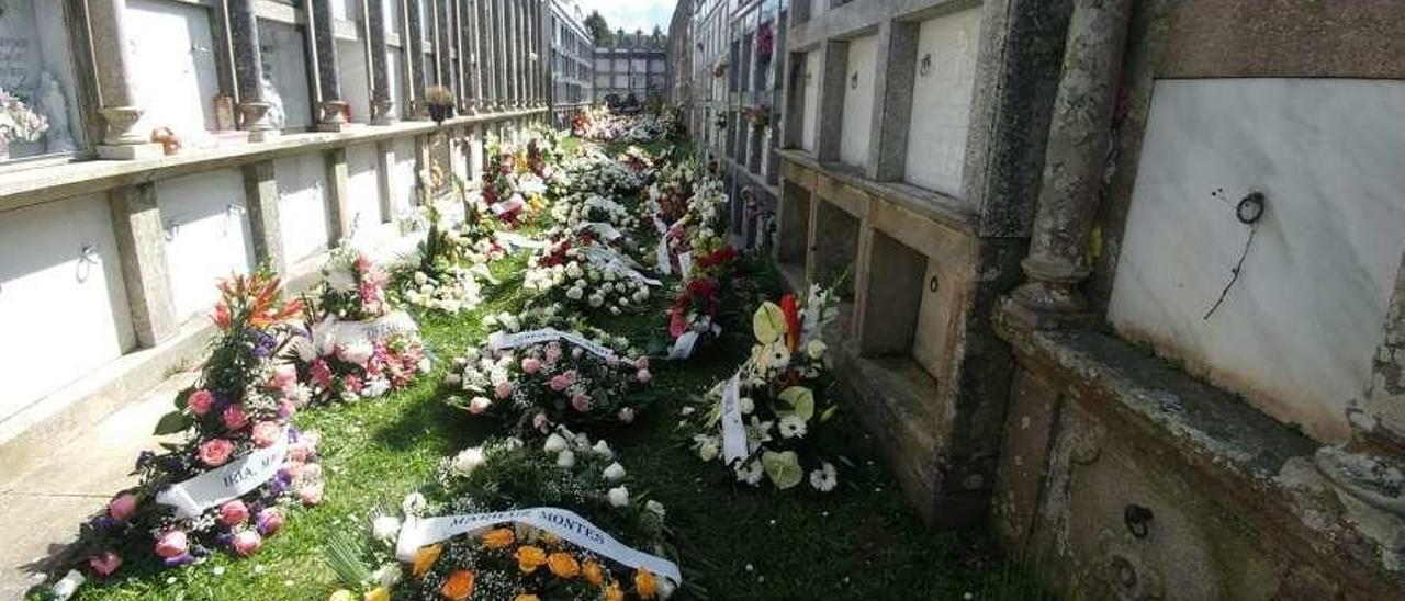 Imagen de los doscientos ramos de flores enviados al entierro del abuelo de &quot;Carlos Carlitos Cuqui&quot;.