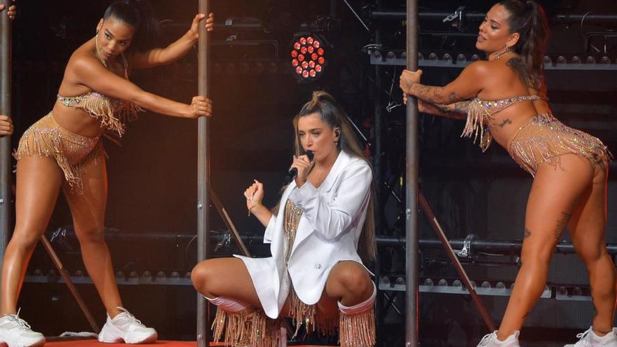 Lola Índigo cumple con su “Akelarre” de fans bajo amenaza de tormenta en Starlite