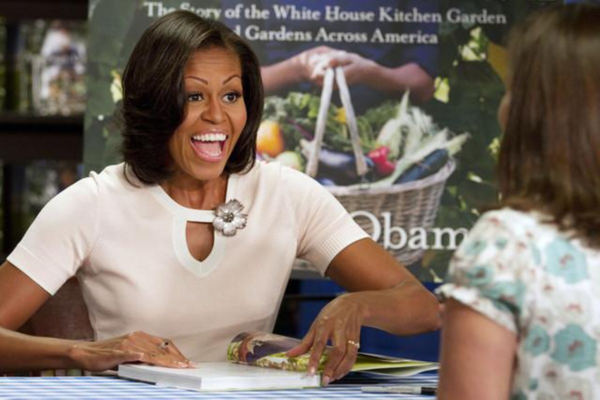 Michelle Obama firma exemplars del seu llibre sobre els jardins de la Casa Blanca, dimarts, a Washington. Michelle Obama firma exemplars del seu llibre sobre els jardins de la Casa Blanca, dimarts, a Washington.
