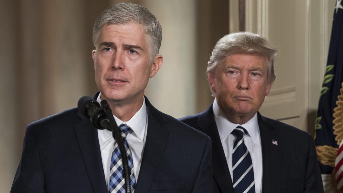 El juez Neil Gorsuch, junto a Trump, tras el anuncio de su nominación al Supremo, el martes en la Casa Blanca.