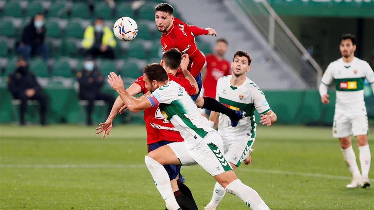 Imagen del duelo entre Elche y Osasuna