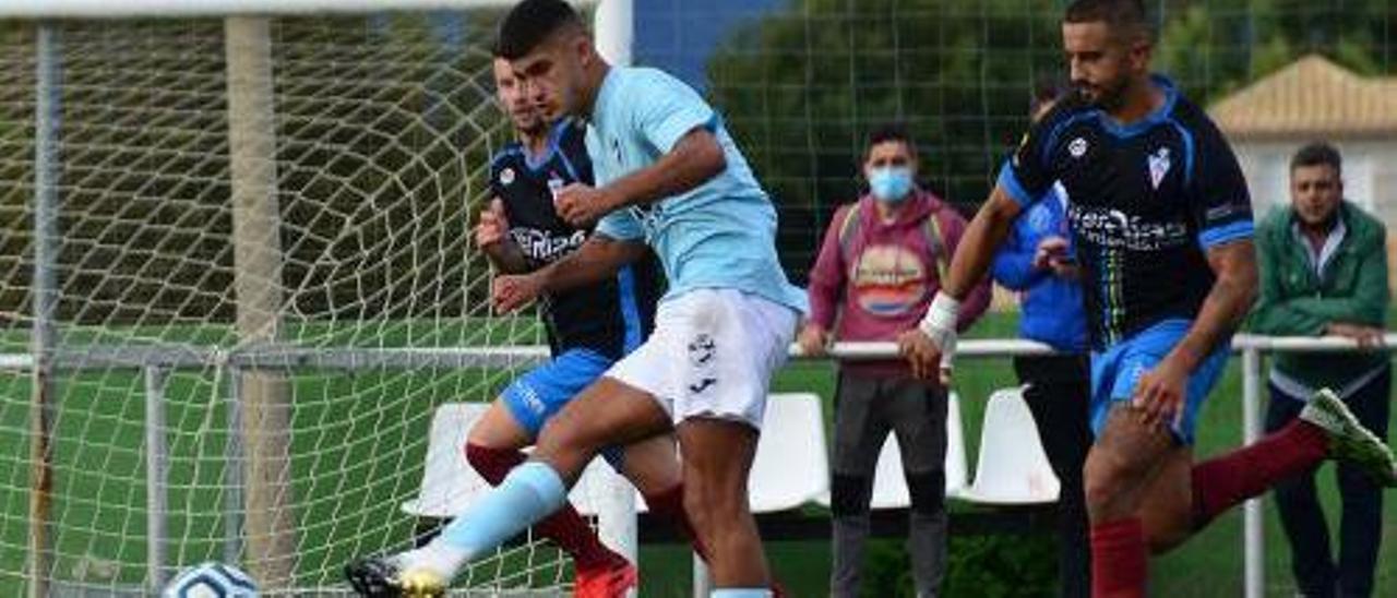 Álex Fernández golpea el balón en el duelo de ayer. |  // GONZALO NÚÑEZ