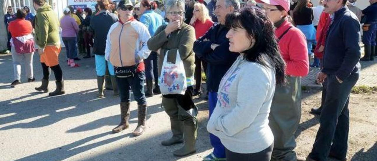 Una protesta de mariscadoras ante la depuradora de Placeres por los vertidos a la ría. // Rafa Vázquez