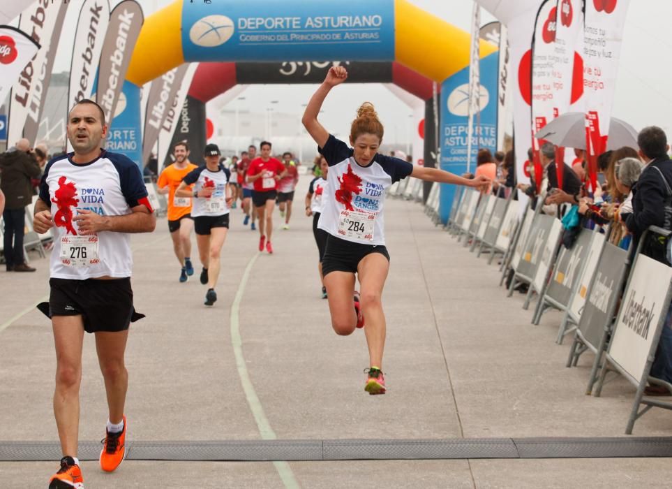 Participantes en la carrera "Dona vida"