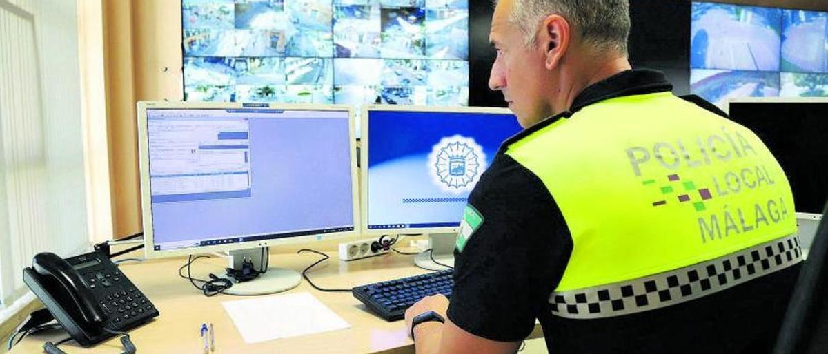 Sala de control de las cámaras de videovigilancia en el Centro Municipal de Emergencias de Málaga.