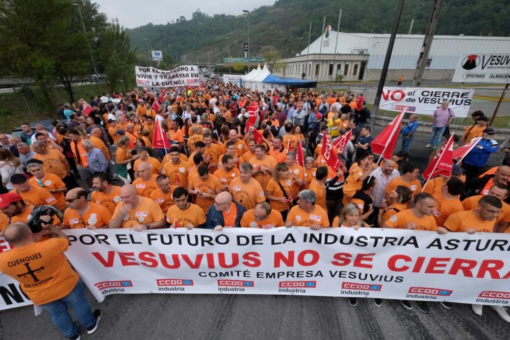 Siete mil personas claman en Langreo contra el cierre de Vesuvius