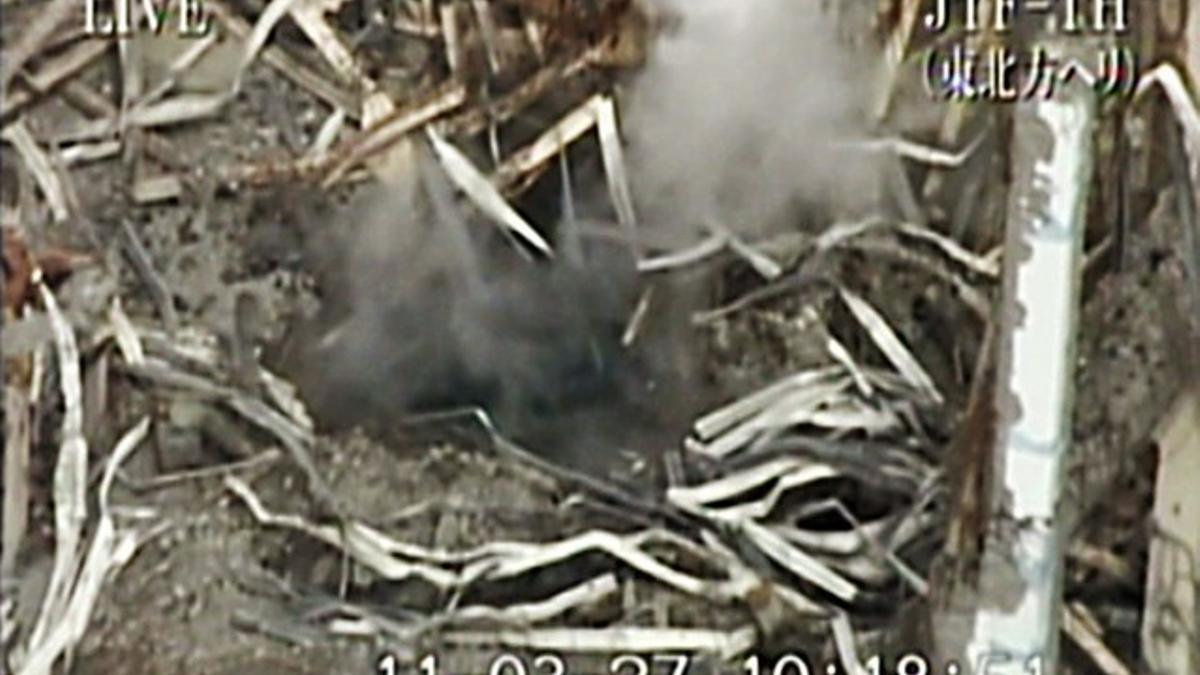 Una imagen en la que se aprecia el humo procedente del reactor 3 de la central nuclear de Fukushima, el más dañado tras el terremoto del pasado día 11.