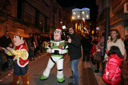 Cabalgata de la ilusión y cuento "El año que Mama Noel repartió los regalos"