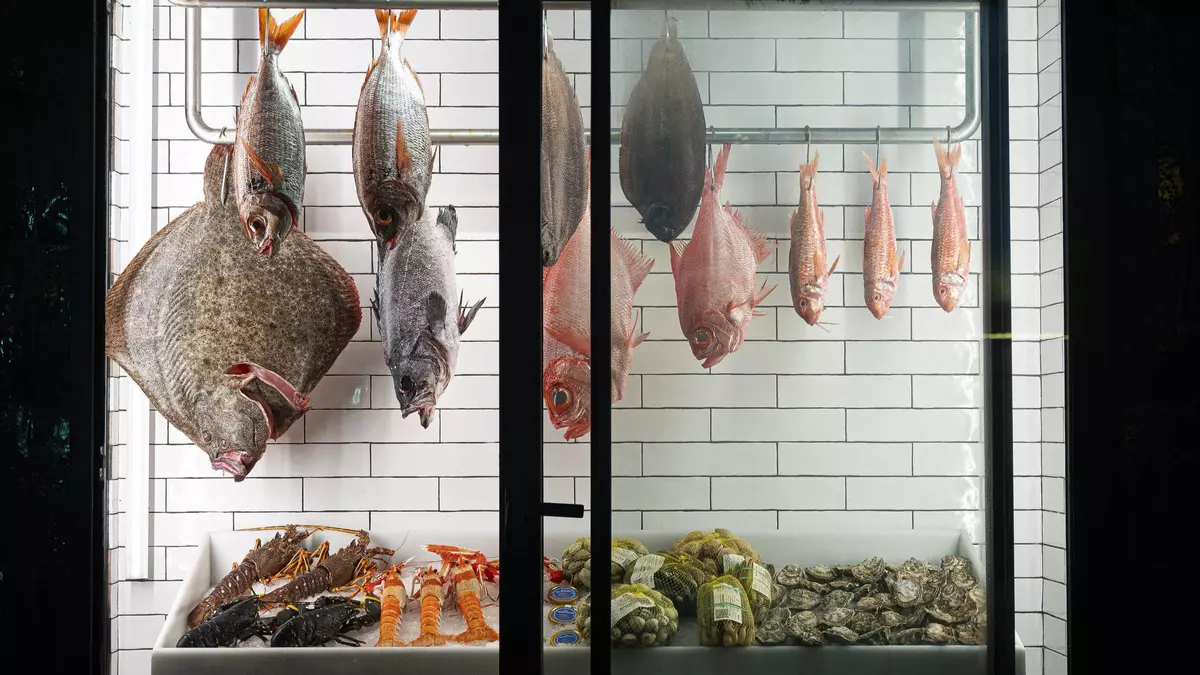 En estos 3 sitios de Barcelona sirven unos pescados grandes a la parrilla que alegrarán tu fin de semana